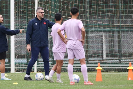 Huấn luyện viên Cristiano Roland dặn dò các học trò trong buổi tập của U17 Việt Nam. (Ảnh: VFF)