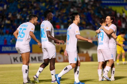 Câu lạc bộ Nam Định chính thức bảo vệ thành công ngôi vương V-League 2024/25. (Ảnh: ĐỨC CƯỜNG)