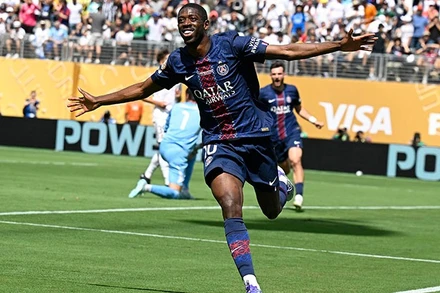 Dembele ghi bàn nhân đôi cách biệt cho đại diện nước Pháp. (Ảnh: PSG)