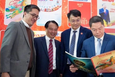 Phóng viên thường trú Báo Nhân Dân tại Lạng Sơn giới thiệu Báo Nhân Dân số Tết Bính Ngọ với lãnh đạo tỉnh Lạng Sơn.