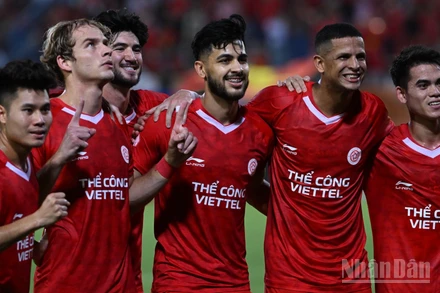 Các cầu thủ Thể Công Viettel ăn mừng chiến thắng đậm đà. (Ảnh: TRẦN HẢI)