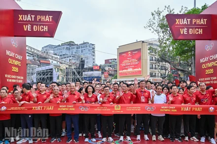 Các đại biểu cùng đông đảo người dân trước vạch xuất phát Ngày chạy Olympic 2026. (Ảnh: THỦY NGUYÊN)