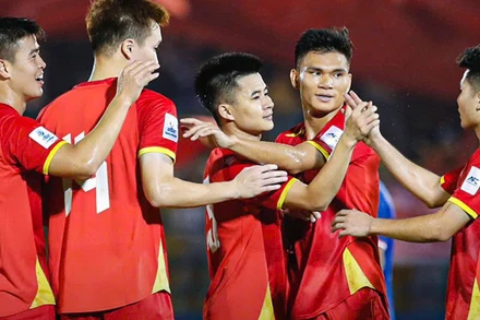 Các đồng đội ăn mừng cùng Xuân Mạnh với bàn thắng thứ hai cho đội tuyển Việt Nam. (Ảnh: VFF)