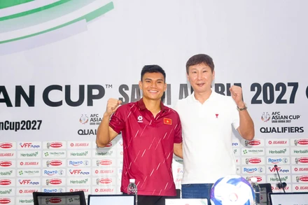 Huấn luyện viên Kim Sang Sik và cầu thủ Xuân Mạnh tại buổi họp báo sau trận đấu tối 9/10. (Ảnh: VFF)