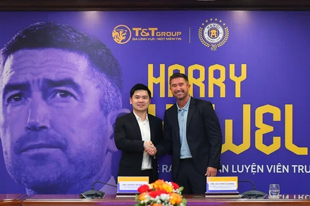 Chủ tịch câu lạc bộ bóng đá Hà Nội - ông Đỗ Vinh Quang và huấn luyện viên Harry Kewell. 