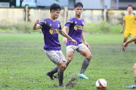U21 Hà Nội thi đấu dưới thời tiết mưa. (Ảnh: VFF)