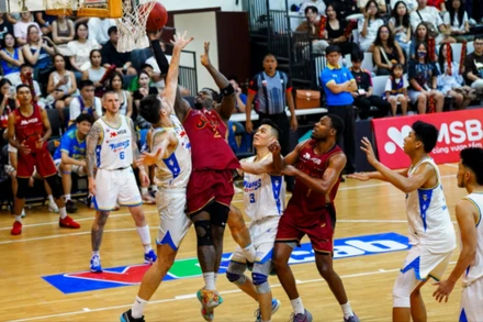 Davon Dillard vượt qua vòng vây City Wings để lên rổ. (Ảnh: VBA)