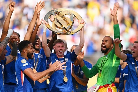 Cole Palmer nâng cao chiếc cúp vô địch cùng The Blues. (Ảnh: Chelsea FC)