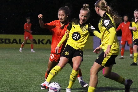 Các cầu thủ Việt Nam có thế trận tốt trước đại diện bóng đá châu Âu. (Ảnh: VFF)