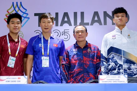 Huấn luyện viên và cầu thủ đại diện U22 Việt Nam và U22 Thái Lan tham dự buổi họp báo. (Ảnh: VFF)