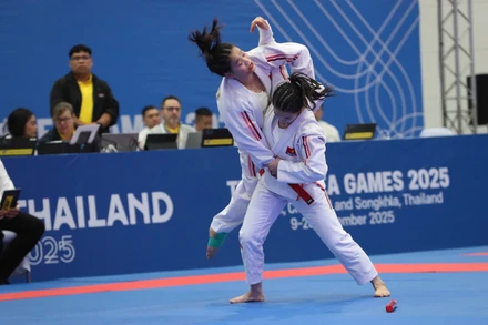 Cặp đôi võ sĩ Phùng Thị Hồng Ngọc-Nguyễn Ngọc Bích mang về huy chương đầu tiên cho thể thao Việt Nam tại SEA Games 33. 