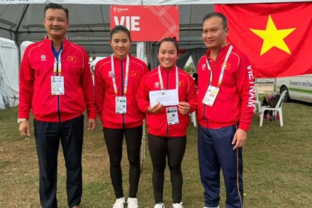 Huy chương Vàng đầu tiên của Đoàn Thể thao Việt Nam - bộ đôi Nguyễn Thị Hương và Diệp Thị Hương nhận thưởng nóng từ Trưởng đoàn. 