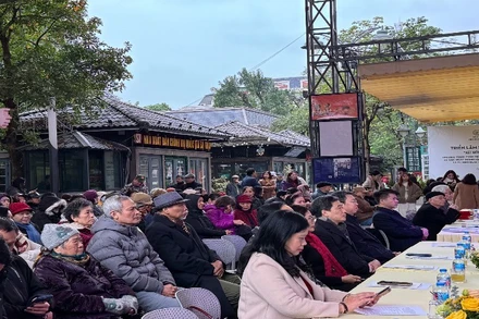 Đông đảo người dân tham dự triển lãm.