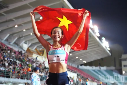 Nguyễn Thị Oanh tỏa sáng ở nội dung 5.000m nữ để mang về Huy chương Vàng điền kinh. (Ảnh: HOÀNG MINH)