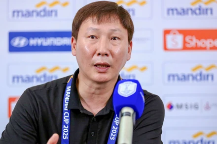 Huấn luyện viên Kim Sang Sik phát biểu tại buổi họp báo. (Ảnh: VFF)