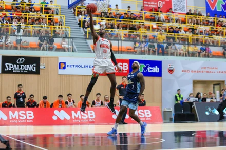 Timothy Simmons hoàn tất pha lên rổ phản công ghi điểm cho Danang Dragons. (Ảnh: VBA)