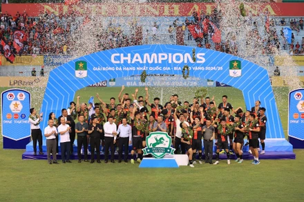 Phù Đổng Ninh Bình ăn mừng chức vô địch sớm và chính thức lên chơi lại V-League 1. (Ảnh: VFF)
