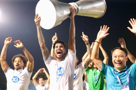 Các thành viên Thép Xanh Nam Định ăn mừng cùng cúp tượng trưng khi vô địch trước 1 vòng đấu. (Ảnh: Thép Xanh Nam Định FC)