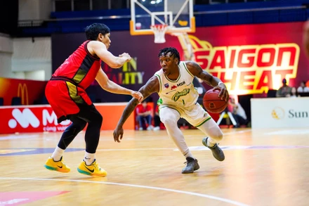 Dajuan Madden đóng góp tích cực ở khâu điều bóng, cướp bóng và kiến tạo. (Ảnh: VBA)