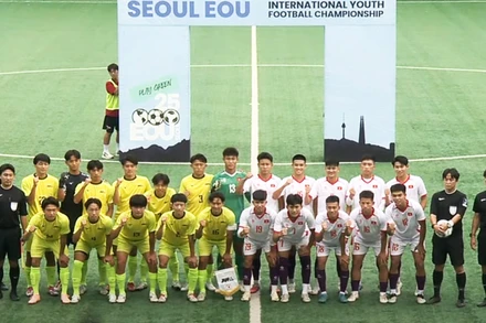 Các thành viên hai đội và ban trọng tài chụp hình trước trận đấu. (Ảnh: VFF)