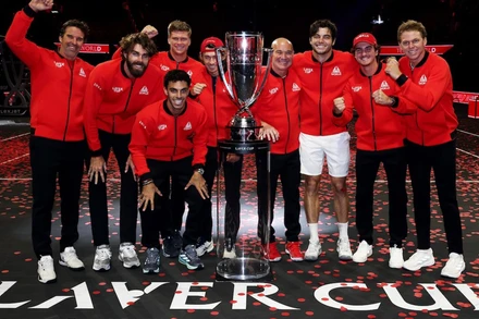 Các thành viên đội Thế giới ăn mừng cùng cúp vô địch Laver Cup 2025 với tay vợt cựu số 1 thế giới người Mỹ Andre Agassi. (Ảnh: Laver Cup)