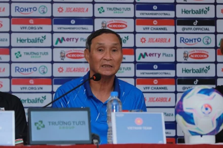 Huấn luyện viên Mai Đức Chung phát biểu tại buổi họp báo. (Ảnh: VFF)