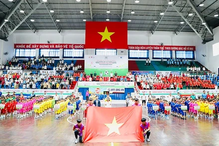 Các đội bóng cùng các thành phần tham dự Lễ khai mạc thực hiện nghi thức chào cờ. 