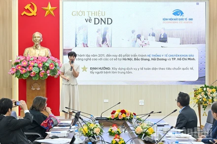 Hội đồng Giám khảo lắng nghe phần thuyết trình, sau đó phản biện và đối thoại với đại diện dự án tại Vòng Chung kết, ngày 15/11. (Ảnh: THỦY NGUYÊN)