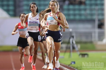 Hoàng Thị Oanh vượt các đối thủ trên đường chạy. (Ảnh: HOÀNG MINH)