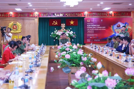 Quang cảnh buổi họp báo. 