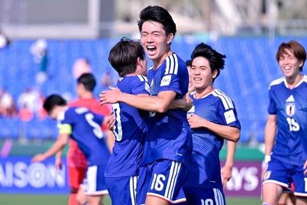 Các đồng đội ăn mừng cùng Kaito Koizumi - người ghi bàn thắng duy nhất của trận đấu. (Ảnh: AFC)
