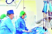 Bác sĩ can thiệp ca bệnh bị đột quỵ tại Bệnh viện đa khoa Xuyên Á Thành phố Hồ Chí Minh.