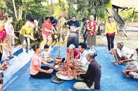 Đồng bào Xtiêng tập duyệt các nghi thức chuẩn bị cho Lễ hội mừng lúa mới.