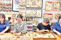 Mô hình khởi nghiệp làm trang sức bằng gáo dừa của chị Nguyễn Băng Nhi đã giải quyết việc làm cho nhiều lao động nông thôn.