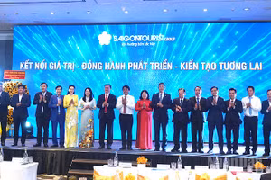 Các đại biểu chụp ảnh lưu niệm sau chương trình. (Ảnh: LINH BẢO).