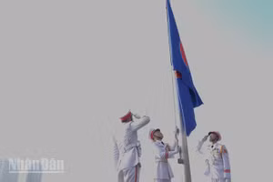 Đội cờ thực hiện nghi thức thượng cờ ASEAN. (Ảnh: MẠNH HẢO)