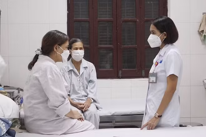 Bác sĩ Viện Sức khỏe tâm thần quốc gia trao đổi cùng các bệnh nhân điều trị rối loạn giấc ngủ. 