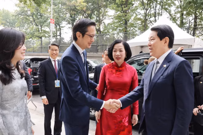 Đại sứ, Trưởng phái đoàn thường trực Việt Nam tại Liên hợp quốc Đỗ Hùng Việt đón Chủ tịch nước Lương Cường và phu nhân. (Ảnh: TTXVN)