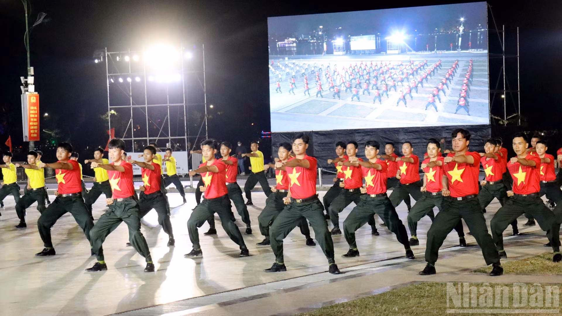 Màn trình diễn võ thuật mở đầu chương trình khai mạc Hội thao quân sự, võ thuật và thể thao Công an nhân dân khu vực 3 tại Lâm Đồng.