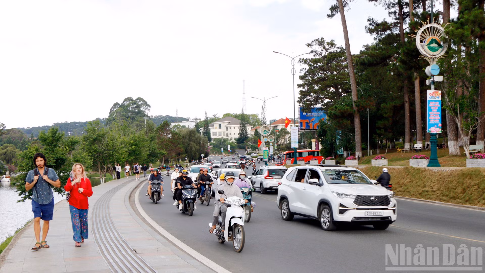 Phố phường xứ ngàn hoa Đà Lạt thông thoáng trong ngày đầu kỳ nghỉ lễ Giỗ Tổ.