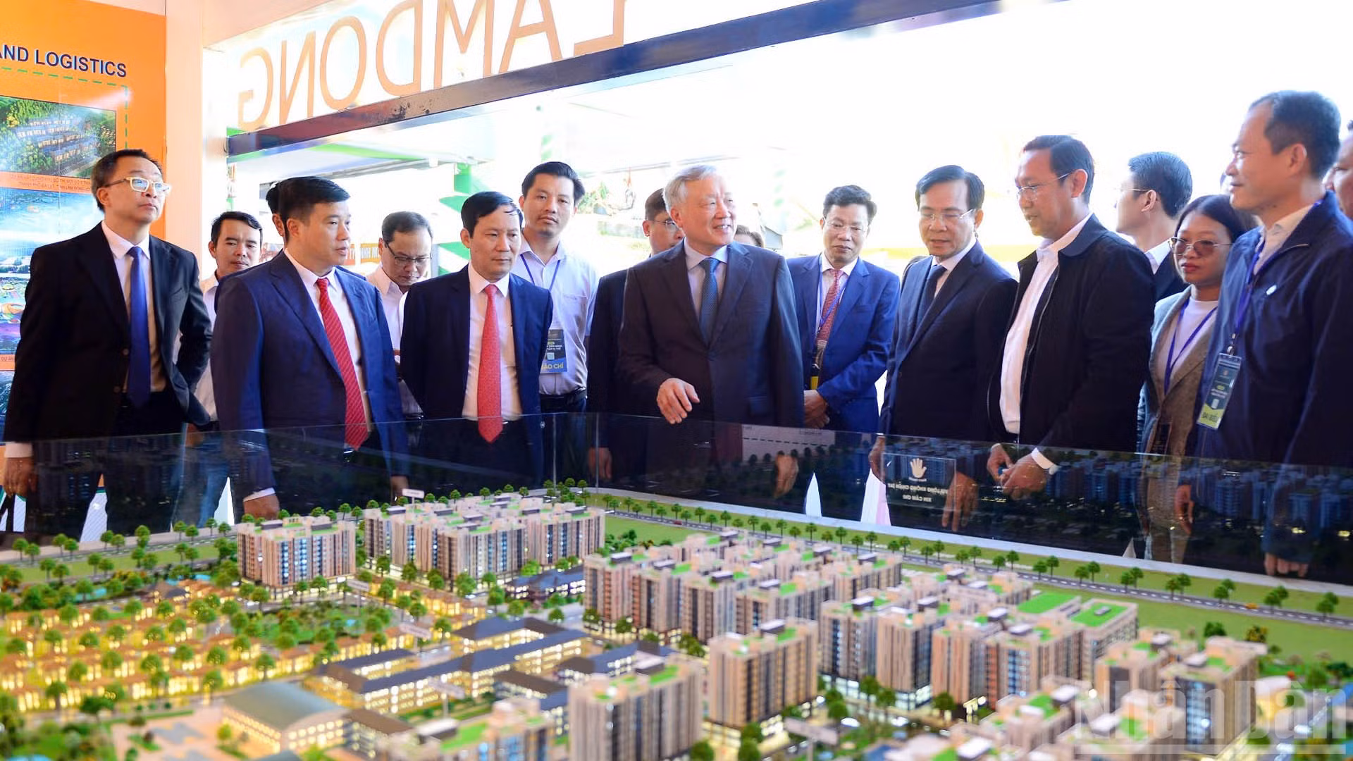 Ủy viên Bộ Chính trị, Phó Thủ tướng Thường trực Chính phủ Nguyễn Hòa Bình và đại biểu tham quan khu vực giới thiệu các dự án đầu tư tại Lâm Đồng.