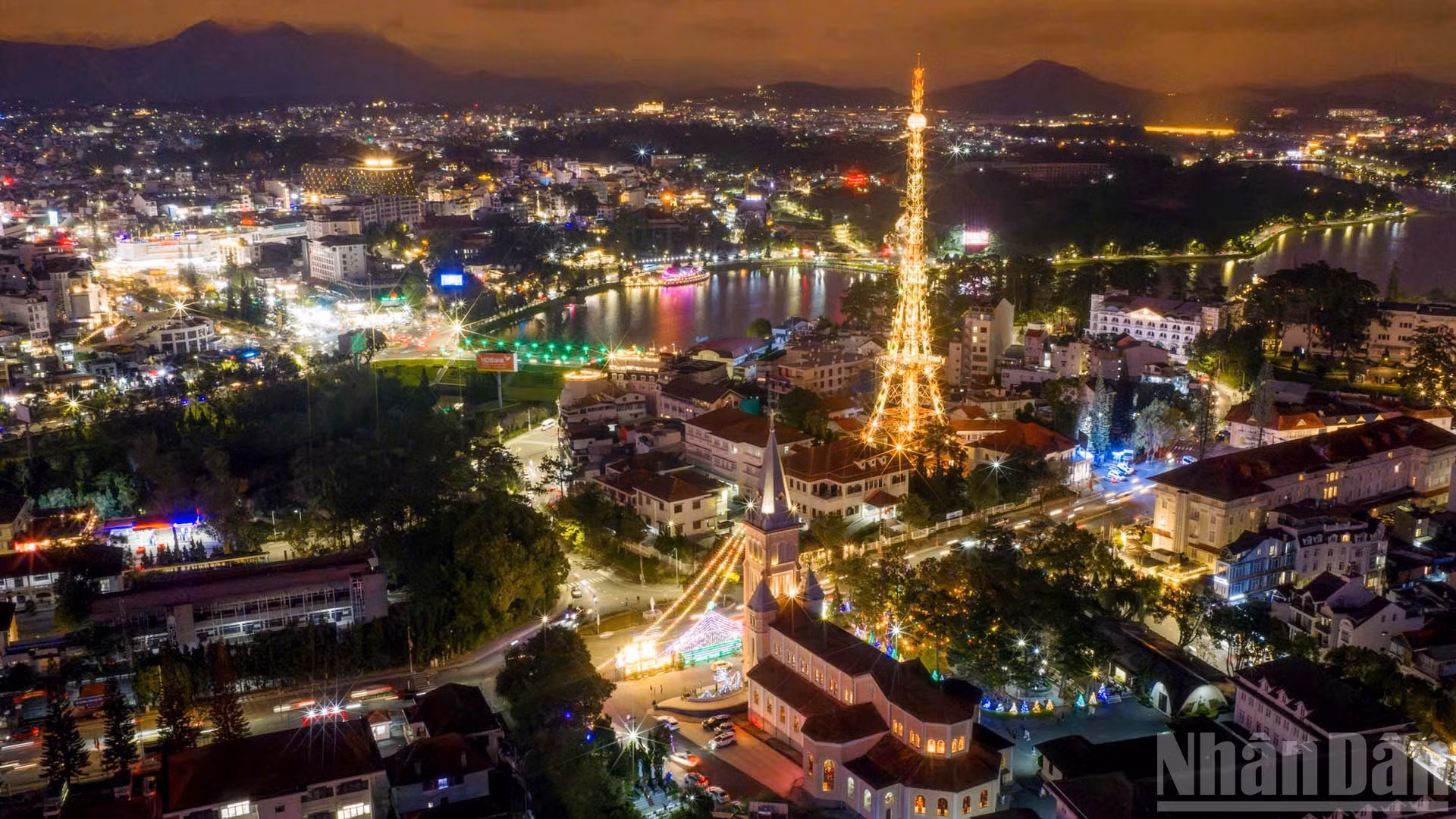 Khu vực trung tâm Lâm Đồng ngàn hoa lung linh sắc màu đêm Giáng sinh.