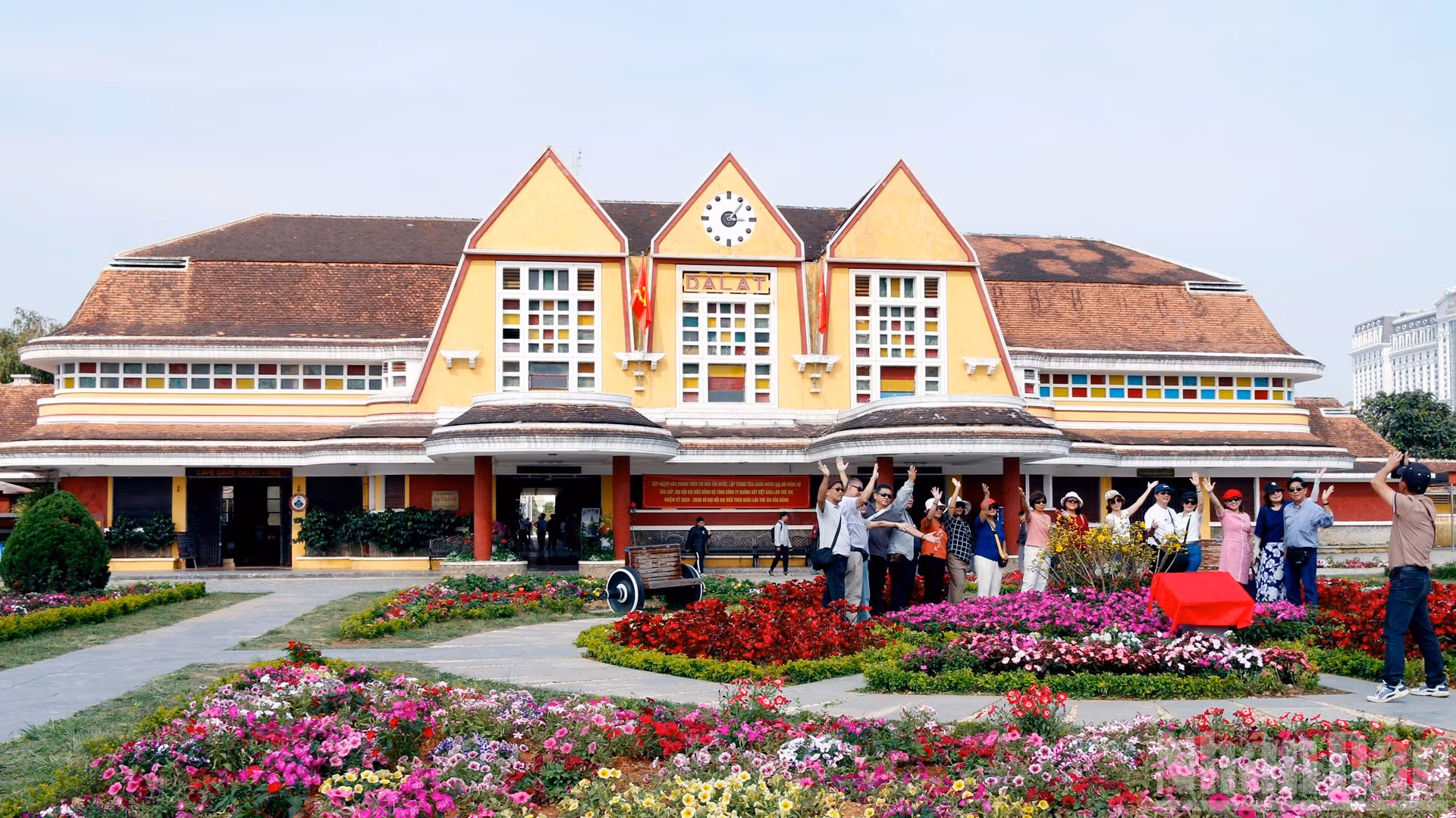 Du khách tham quan, trải nghiệm tại ga xe lửa cổ Đà Lạt.