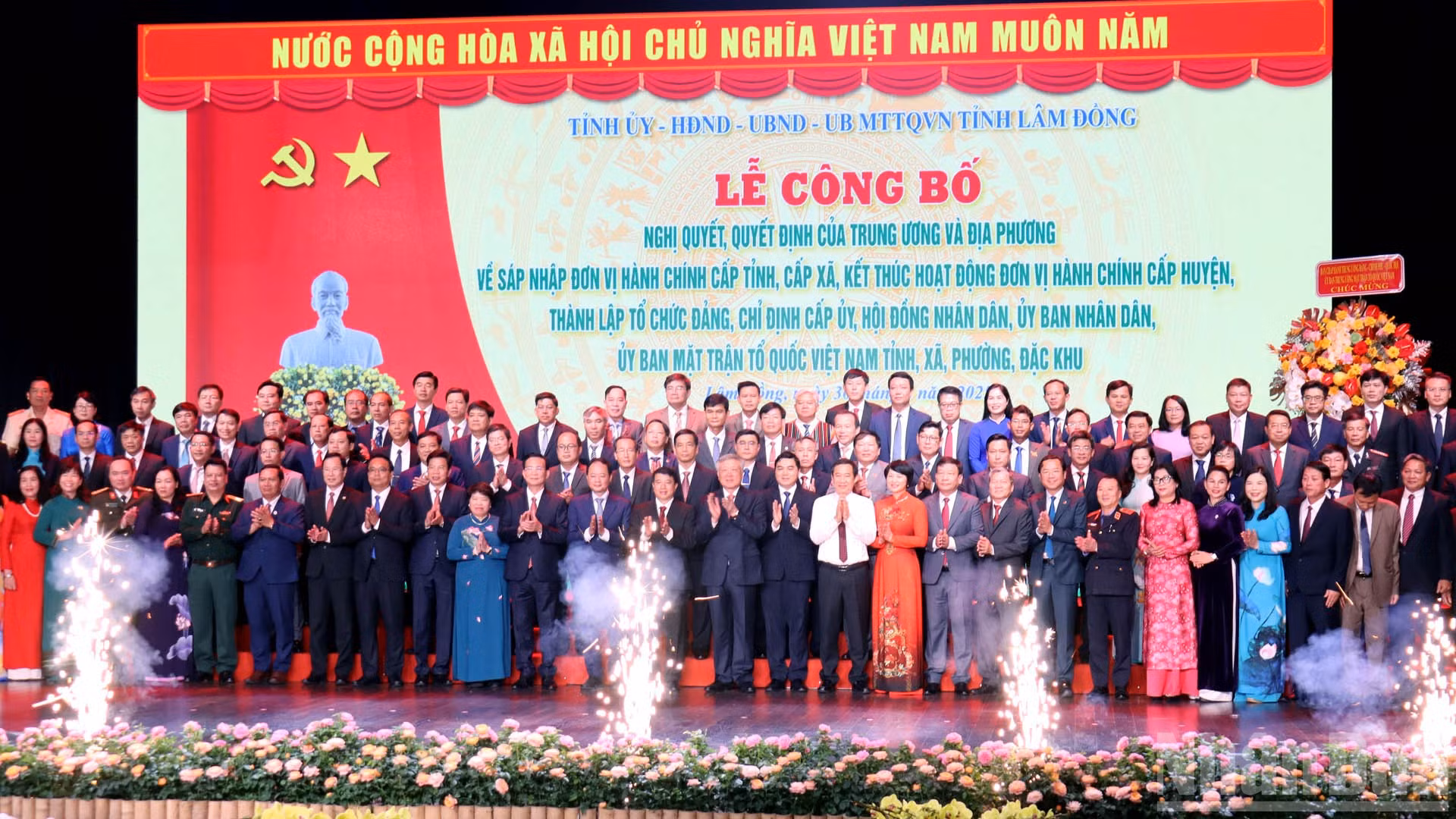 Phó Thủ tướng Thường trực Chính phủ Nguyễn Hòa Bình và lãnh đạo bộ, ngành Trung ương cùng Ban Chấp hành Đảng bộ tỉnh Lâm Đồng tại buổi lễ.