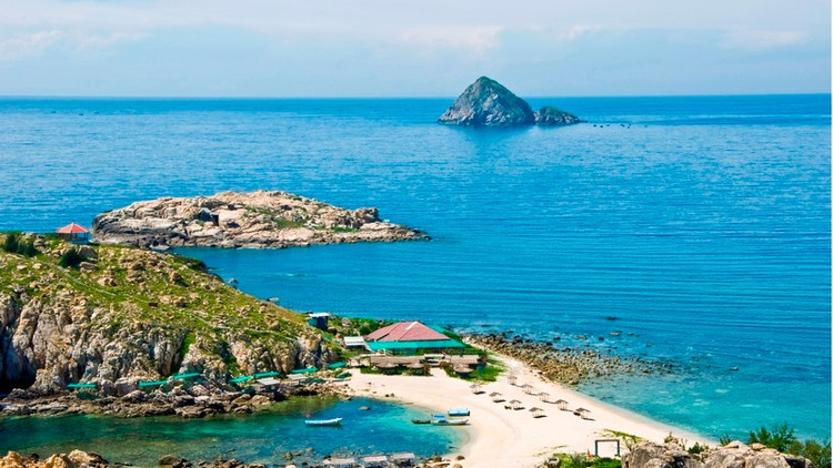 Đảo yến Hòn Nội và Hòn Ngoại do Công ty Yến sào Khánh Hòa quản lý, khai thác. (Ảnh: PHONG NGUYÊN) 