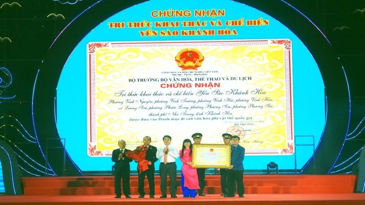 Công ty yến sào Khánh Hòa đón nhận Chứng nhận Di sản văn hóa phi vật thể quốc gia. (Ảnh: PHONG NGUYÊN) 