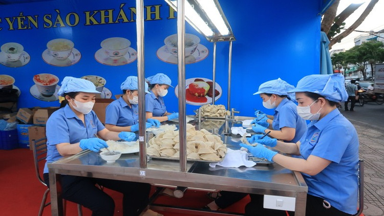 Sơ chế tổ yến đảo thiên nhiên Khánh Hòa tại Lễ hội. (Ảnh: PHONG NGUYÊN) 