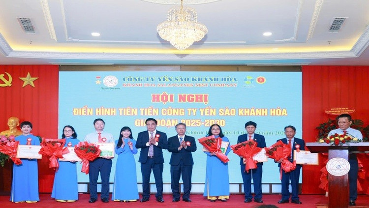 Lãnh đạo tỉnh Khánh Hòa tặng Bằng khen các điển hình tiên tiến. (Ảnh: PHAN TRUNG) 