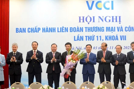 Đồng chí Hồ Sỹ Hùng, tân Chủ tịch VCCI nhận hoa chúc mừng từ Ban Chấp hành VCCI.