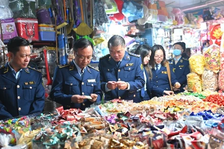 Đoàn công tác của Cục Quản lý và Phát triển thị trường trong nước (Bộ Công thương) kiểm tra hoạt động kinh doanh tại một số chợ truyền thống trên địa bàn thành phố Hà Nội